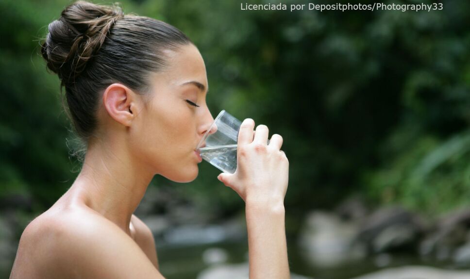 Tomar agua mejora la circulación, evita el estreñimiento y te hace bajar de peso