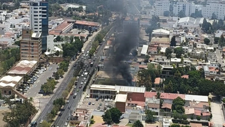 Aparatoso incendio se registra en inmueble de la Calzada Zavaleta hoy 2 de mayo de 2025
