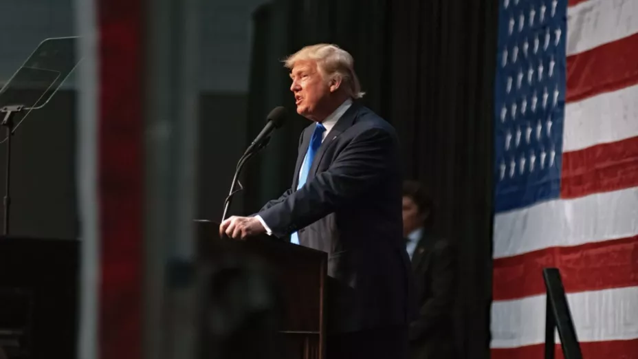 Donald Trump habla durante un mitín político.