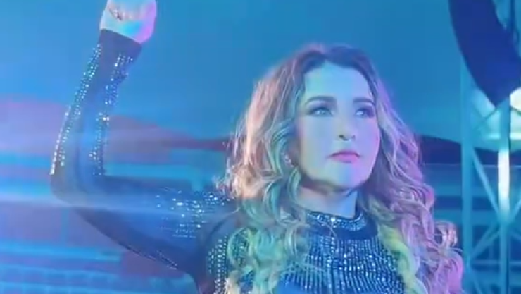 Alicia Villarreal hace señal de auxilio en concierto en Michoacán VIDEO