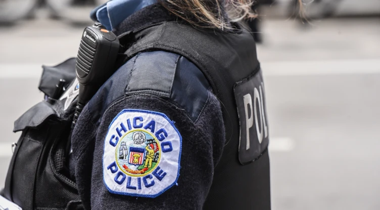 una mujer de la policía de Chicago.