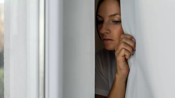 Mujer amenaza a joven con “mandarle a los narcos” si no le baja a la música en Jalisco