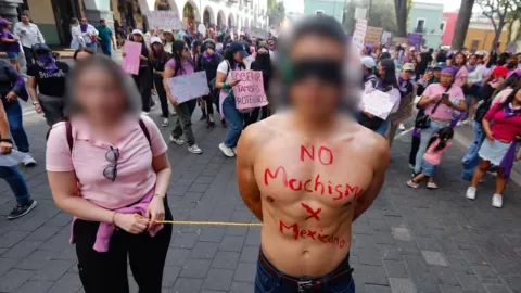 VIDEO: Exhiben a presunto deudor alimentario en marcha del 8M en Tlaxcala; iba con su novia