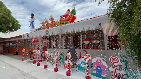 Maestra de primaria Ford 31 Lázaro Cárdenas en Mazatlán decora el salón para Navidad