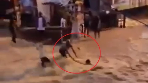 Rescatan a mujer arrastrada por la corriente.jpg