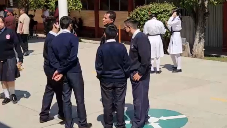 Por cabello largo prohiben entrada a niño.jpg