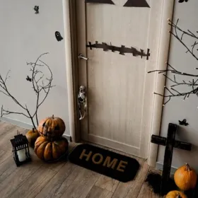 Ideas DIY 3 propuestas económicas para crear monstruos de cartón para tu puerta en Halloween.jpg