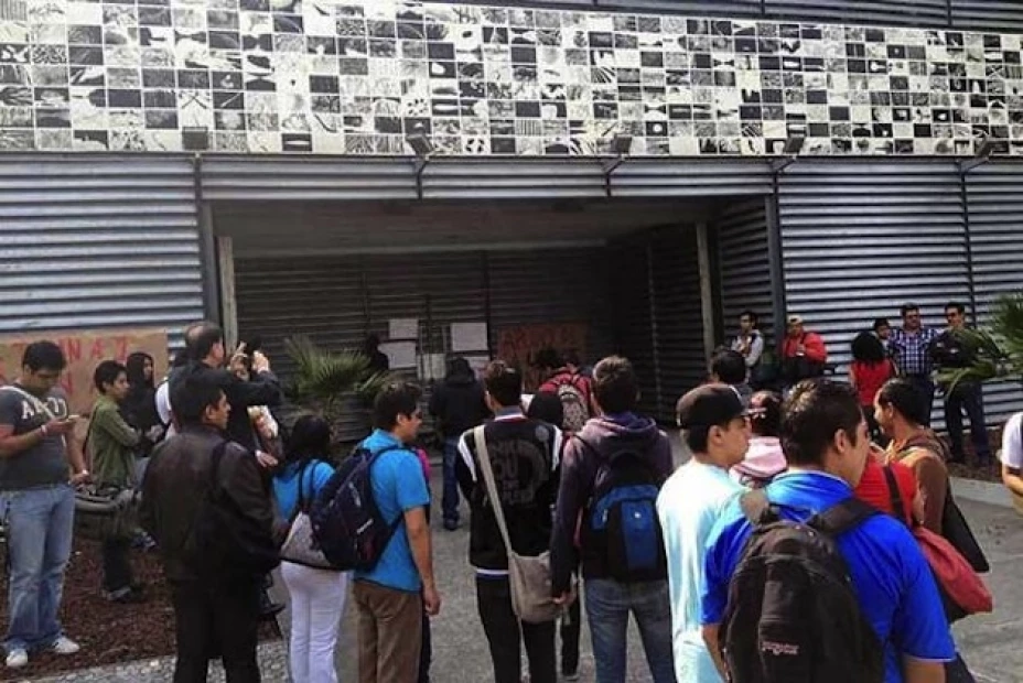 Un grupo de estudiantes tomó las instalaciones de la Rectoría de la UAM-Iztapalapa, como muestra de solidaridad con el grupo que mantiene cerrada la Rectoría de la UNAM