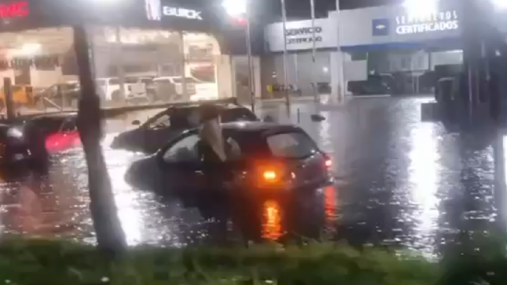 Inundaciones en Tlalnepantla por fuertes lluvias en Edomex