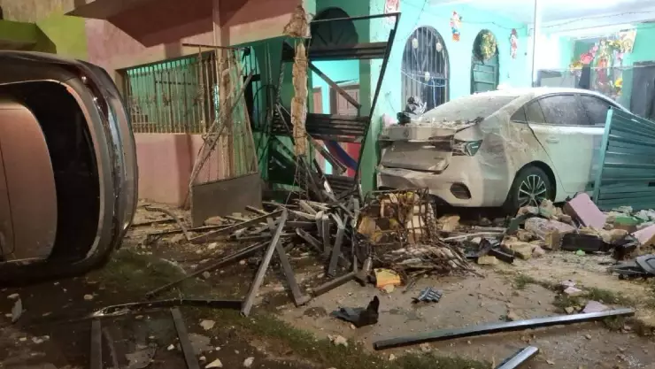 ¡Aparatoso accidente en la Av. Chetumal! Auto termina volcado tras causar múltiples destrozos