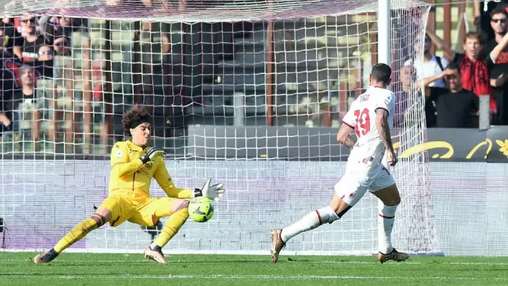 Guillermo Ochoa con el Salernitana en su debut en Serie A ante Milan