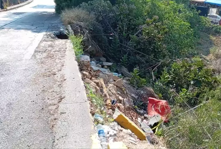 Video-deslave-en-Tlalnepantla-pone-en-riesgo-a-vecinos-y-automovilistas