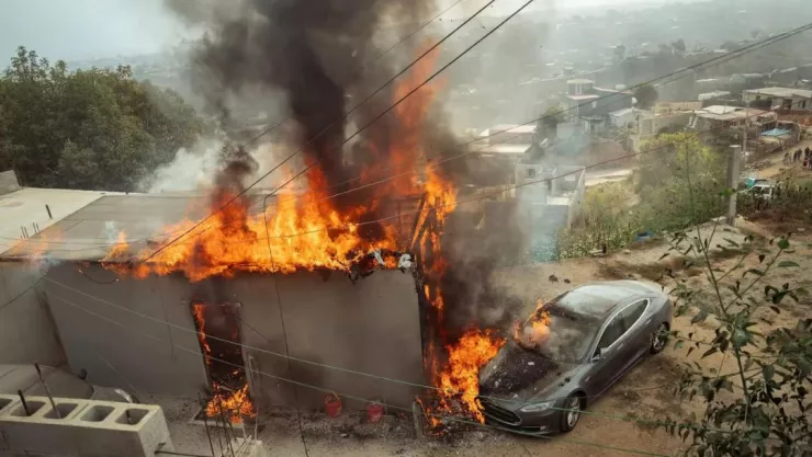Hombre conecta auto eléctrico a poste con diablito y provoca incendio