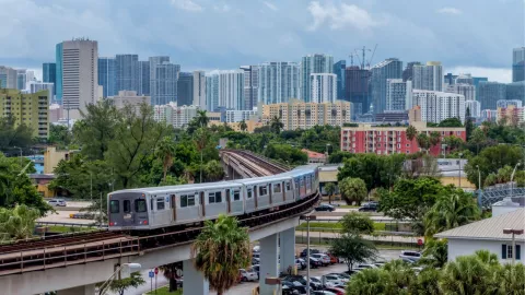 Un tren de Miami-Dade durante su recorrido diario.