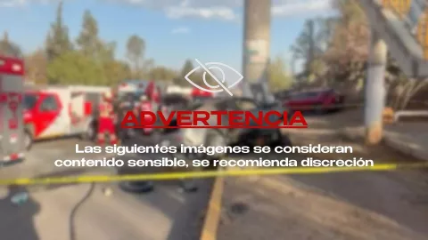 IMÁGENES SENSIBLES | Mueren 3 jóvenes tras estrellarse contra un puente peatonal