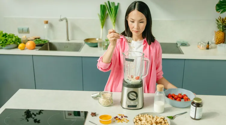 5 bebidas que te ayudan a producir colágeno naturalmente, recomendadas a personas de +60