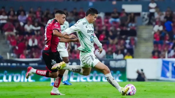 James Rodríguez en acción con León