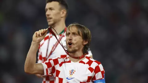 Luka Modric presume su medalla