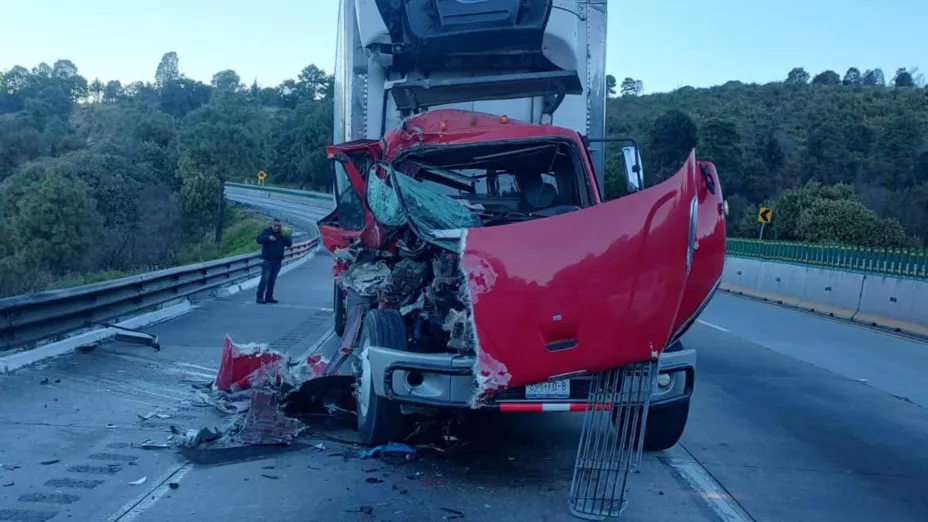 Conductor quedó prensado tras accidente contra tráiler en la autopista México–Puebla hoy: Hay caos vial