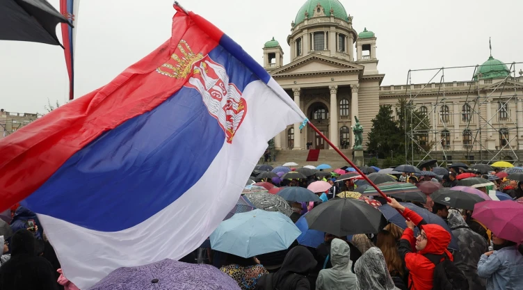 Exigen seguridad en Serbia; miles protestan contra tiroteos masivos en el país.