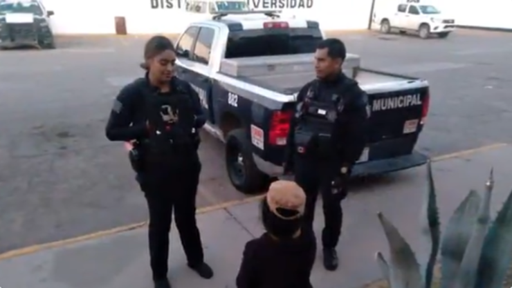 Mujer con policías de Ciudad Juárez