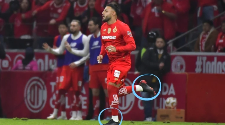 Estos son los inéditos tachones con los que Alexis Vega marcó el penal del bicampeonato con Toluca