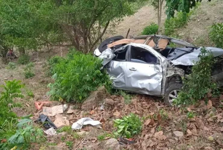 Auto se sale de la autopista México-Tuxpan hoy 14 de mayo de 2024 y vuelca