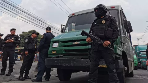 Asesinan a una mujer en un microbús de Iztapalapa
