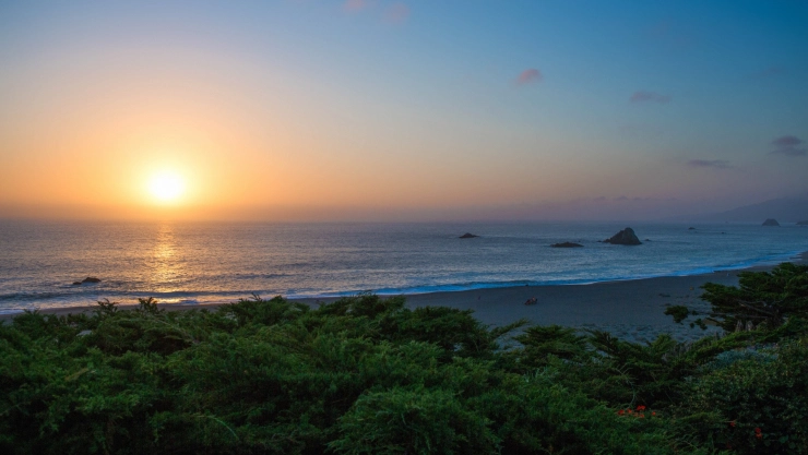 un hermoso atardecer en Wright’s Beach, CA.