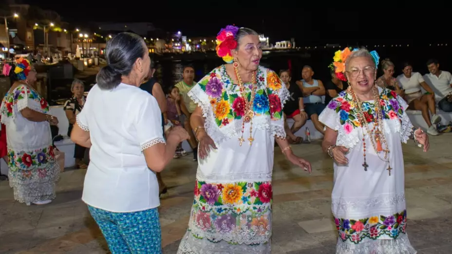 Se lleva a cabo el evento “Cana al Aire” en honor a los adultos mayores en Cozumel