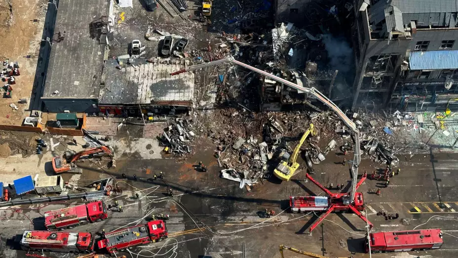 Escena de un edificio en ruinas luego de una explosíon en China.