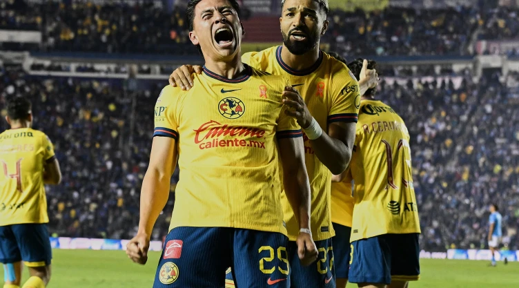 Ramón Juárez festeja gol con Club América