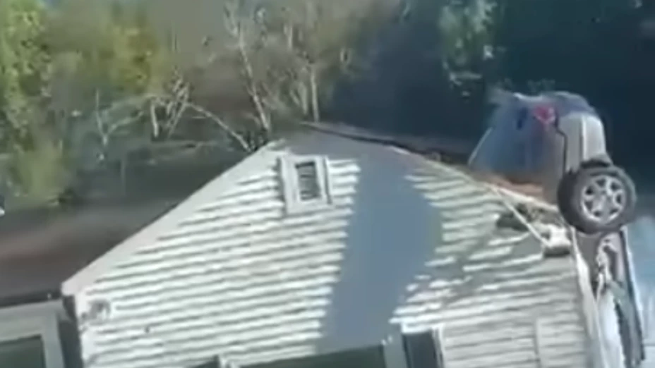 ¿Llueven autos? Auto se estrella y queda incrustado en el techo de una casa