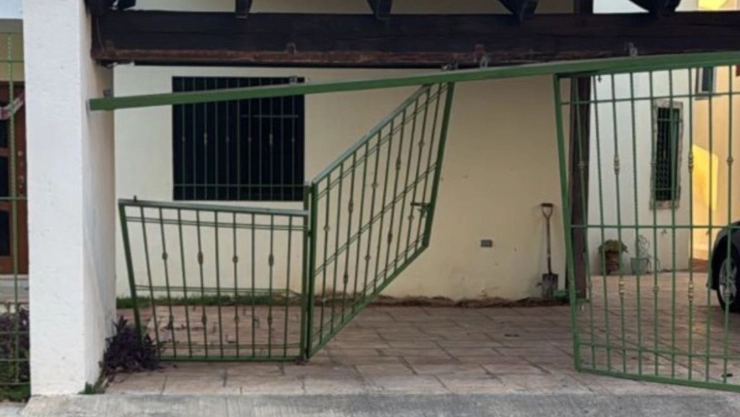 VIDEO: Mujer choca contra una reja en Los Pinos de Mérida, la destroza y luego se da la fuga; así ocurrió todo