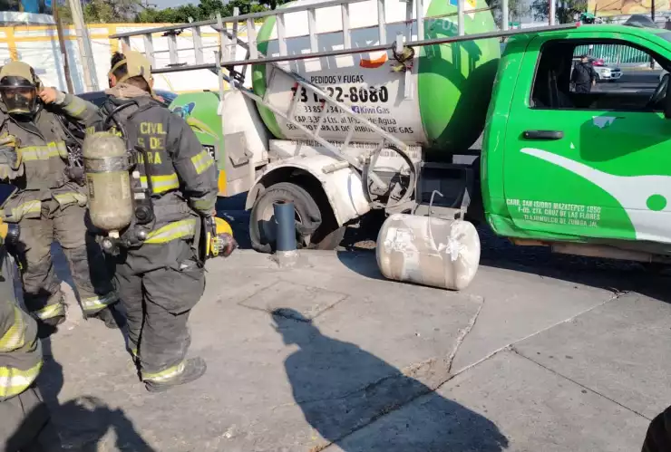 pipa de gas cae en socavón guadalajara.jpeg