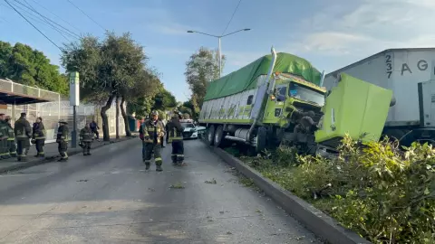 Camión choca contra camellón en la alcaldía Azcapotzalco