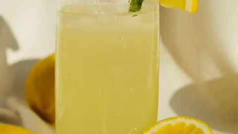 Agregar jugo de limón a tu agua del diario ayuda a desinflamar el organismo