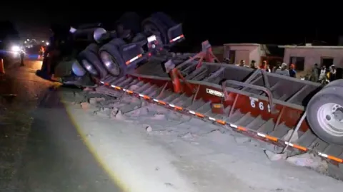 Vuelca tráiler cargado de cemento en San Francisco de los Romo; vecinos hacen rapiña