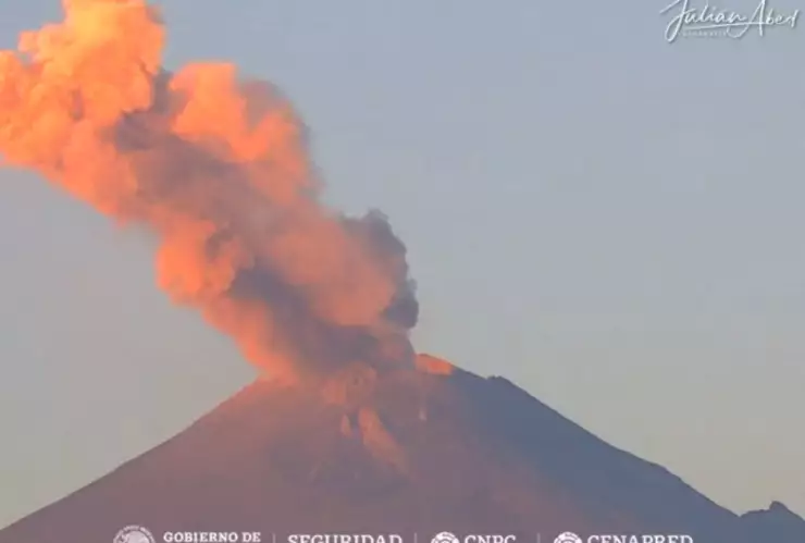 El volcán Popocatépetl amaneció con una fumarola de 700 metros