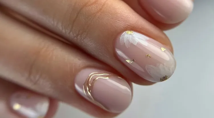 ideas de manicura rusa que alargan y estilizan los dedos
