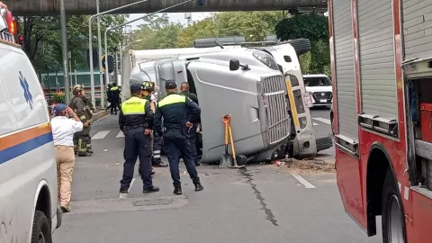 Elementos de la CDMX atienden la volcadura sobre Barranca del Muerto