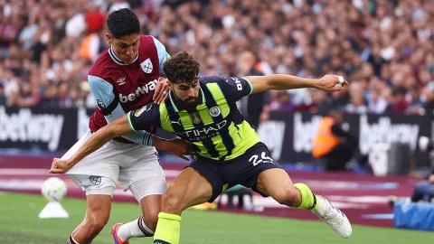 Edson Álvarez ante el Manchester City