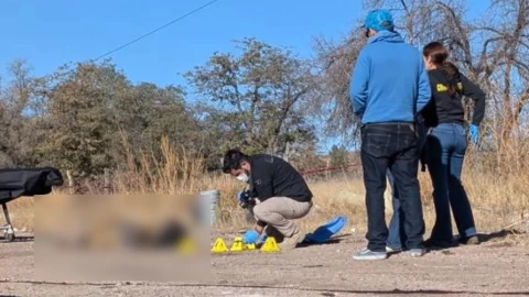 cuerpo sin vida envuelto en una cobija
