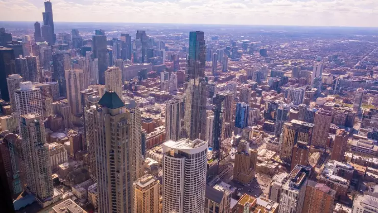 Chicago es una ciudad en el estado de Illinois, conocida por su arquitectura icónica, su rica historia cultural y su papel como un importante centro económico