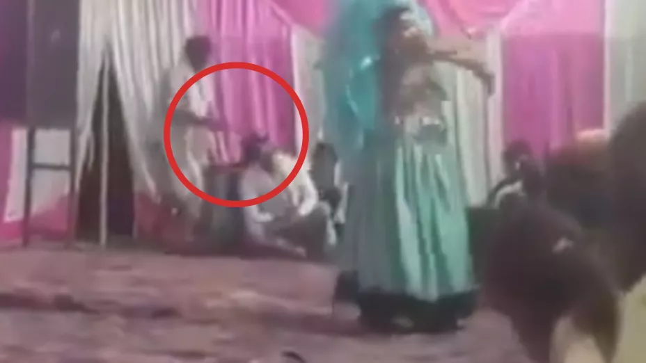 Hombre recibe un hachazo en la cabeza mientras está sentado y todo quedó captado en video