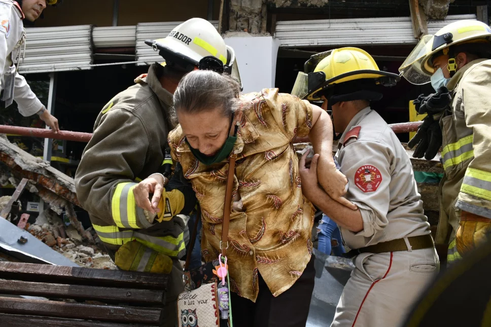 El derrumbe de una marquesina de una zapatería ubicada en el centro histórico de Guadalajara dejó una mujer lesionada.