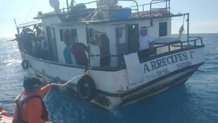 auxilian a pescador en altamar yucatan