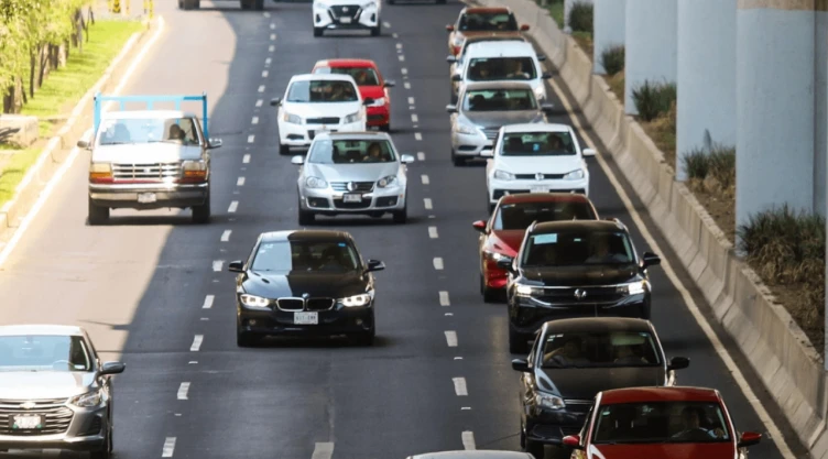 Carros transitando por la vialidad
