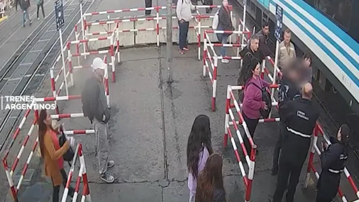 joven-casi-muere-arrollado-tren-distraído-celular-video-cuerpo