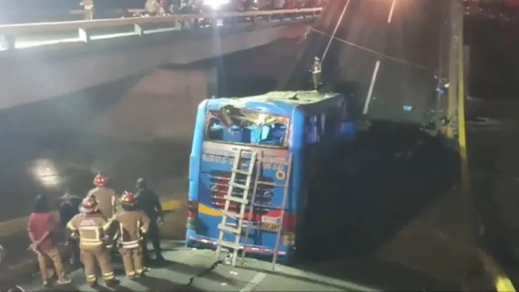 Puente colgante colapsa al cargar un autobús: Reportan dos muertos y decenas de heridos